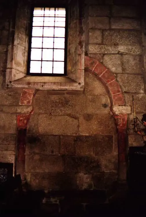 Arcada cega na capela da Igreja.