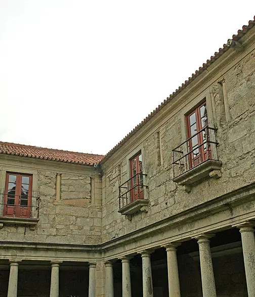 Sobreclaustro.